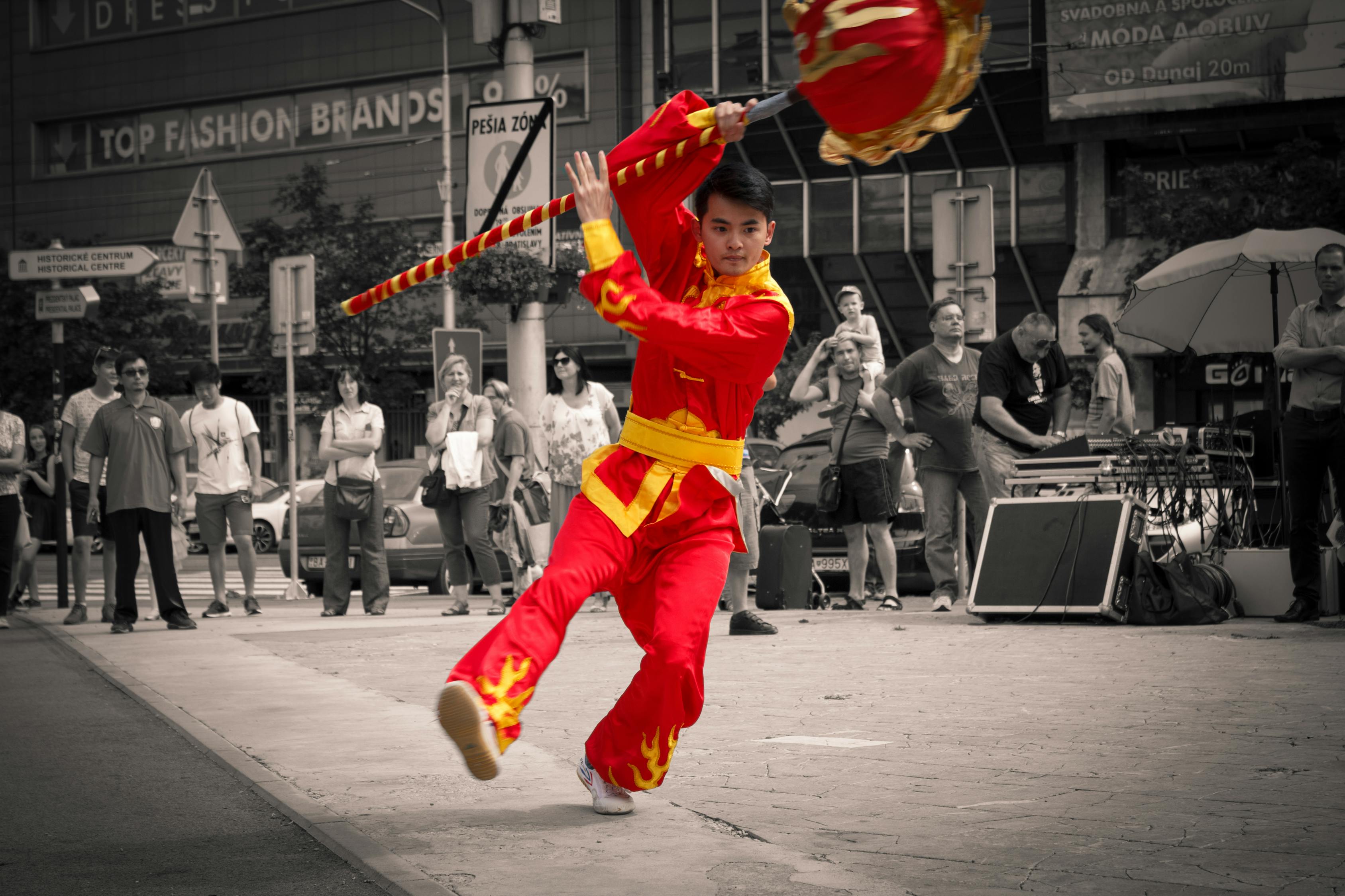 广场舞红红火火闹新年，城市新春的活力源泉